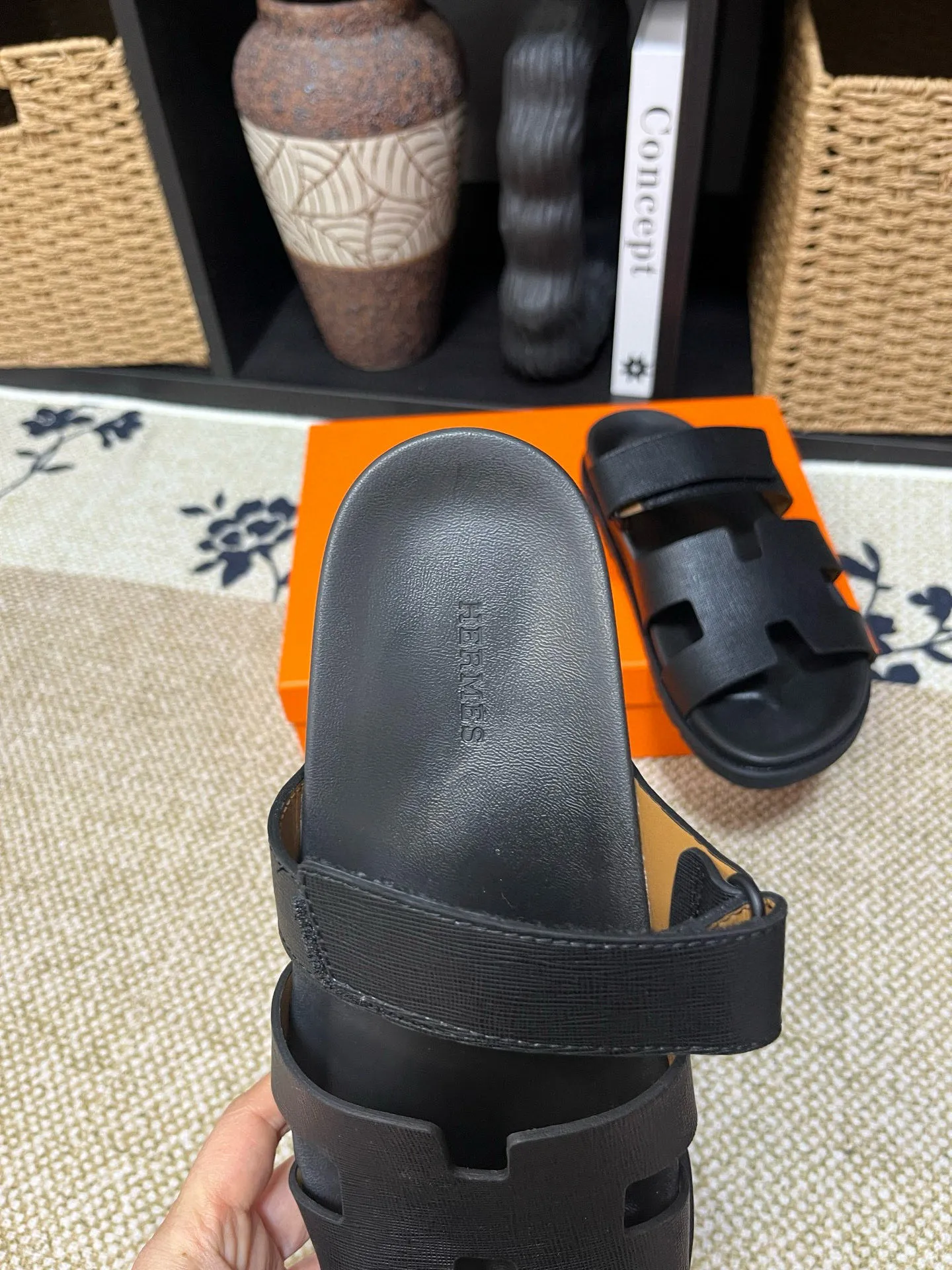 Factory price: 340💰Long-term availability Hermes men's Kazimir slippers for couples - top quality, Hermès woven calfskin functional sandals. The interwoven upper inspired by the "H" iconic pattern creates a casual look, which can be said to be a good companion for summer. Imported cowhide + cowhide lining + TU men's shoes💰Outsole Size: 35-46